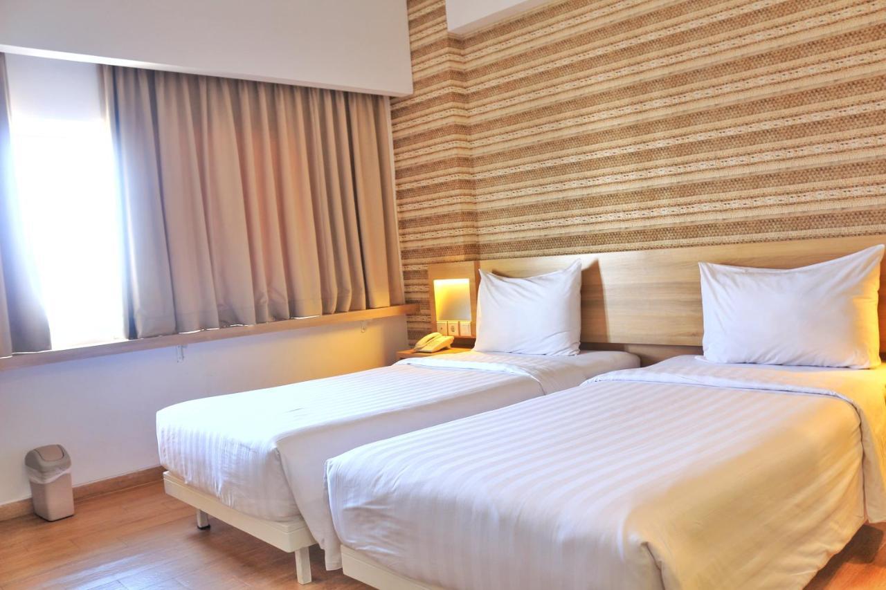 Whiz Prime Hotel Basuki Rahmat Malang Exterior photo