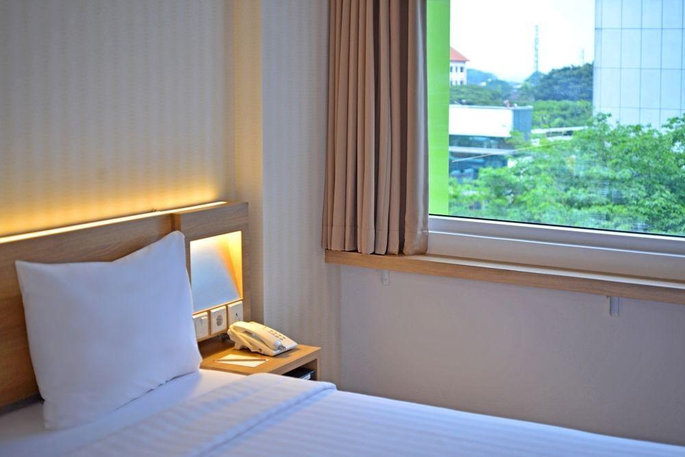 Whiz Prime Hotel Basuki Rahmat Malang Exterior photo